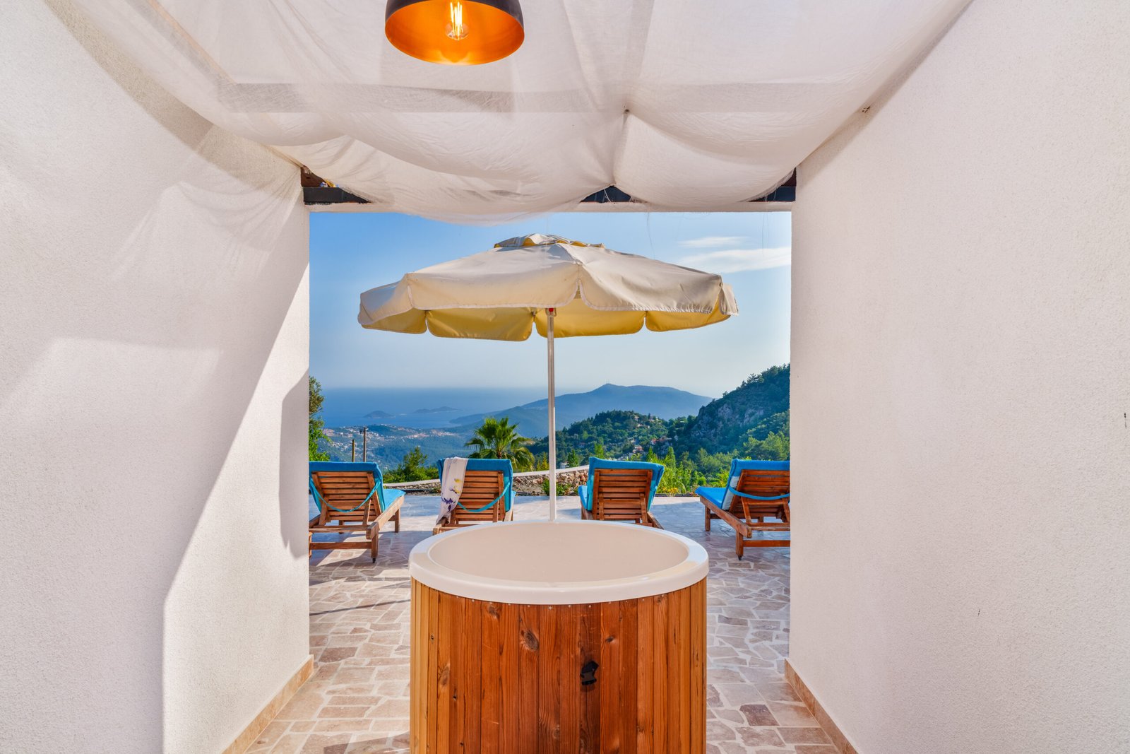 Turquoise Retreat teras